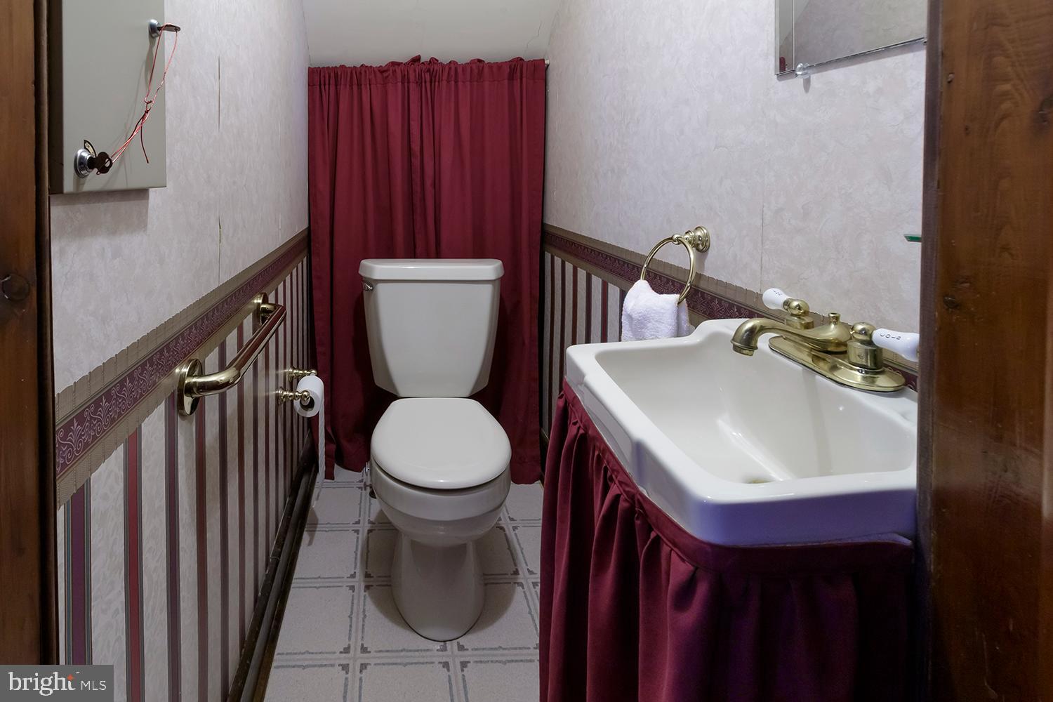 402 High Street Mount Holly, NJ 08060 - Photo 15 of 42 Powder room on the main level