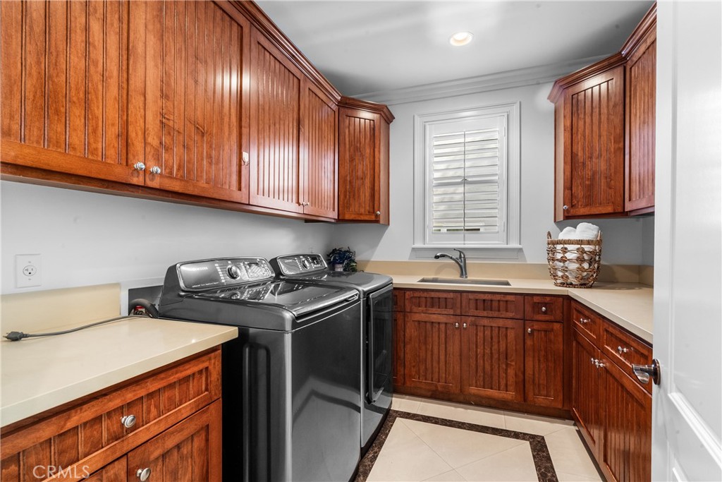 3255 Lombardy Road Pasadena, CA 91107 - Photo 44 of 69 laundry room with sink