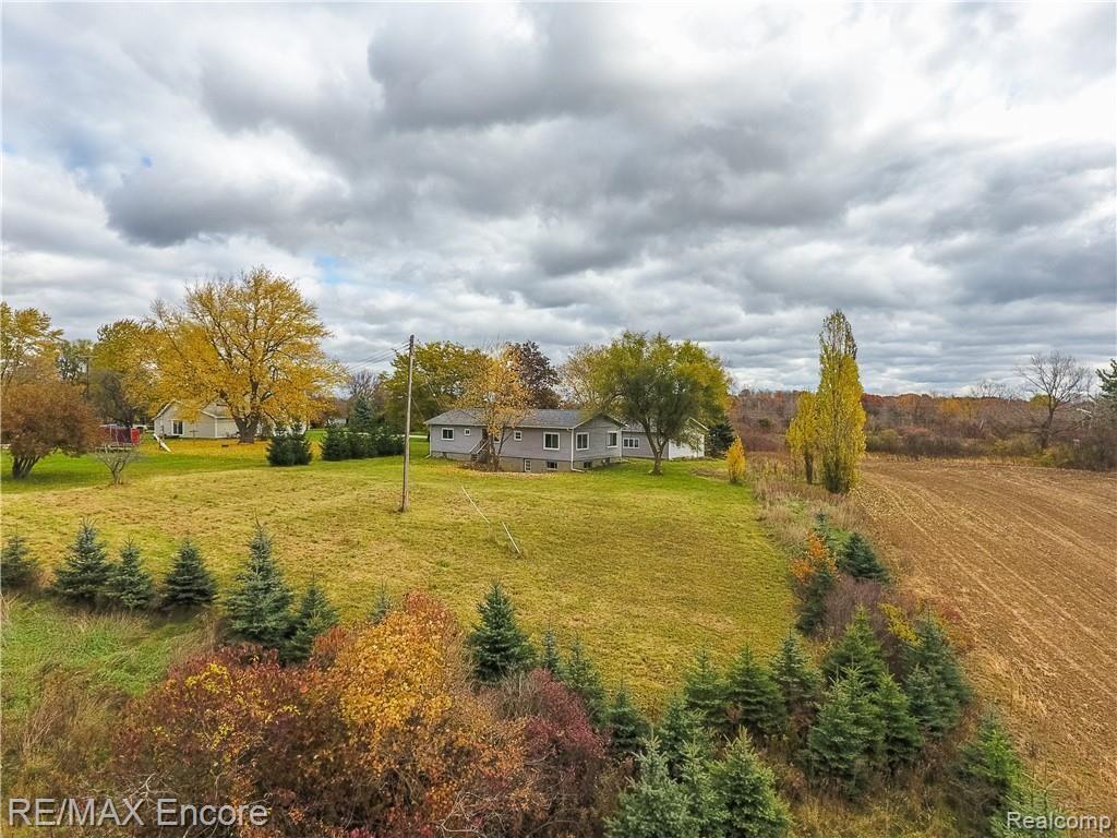 4204 South Mill Road Dryden, MI 48428 - Photo 3 of 26