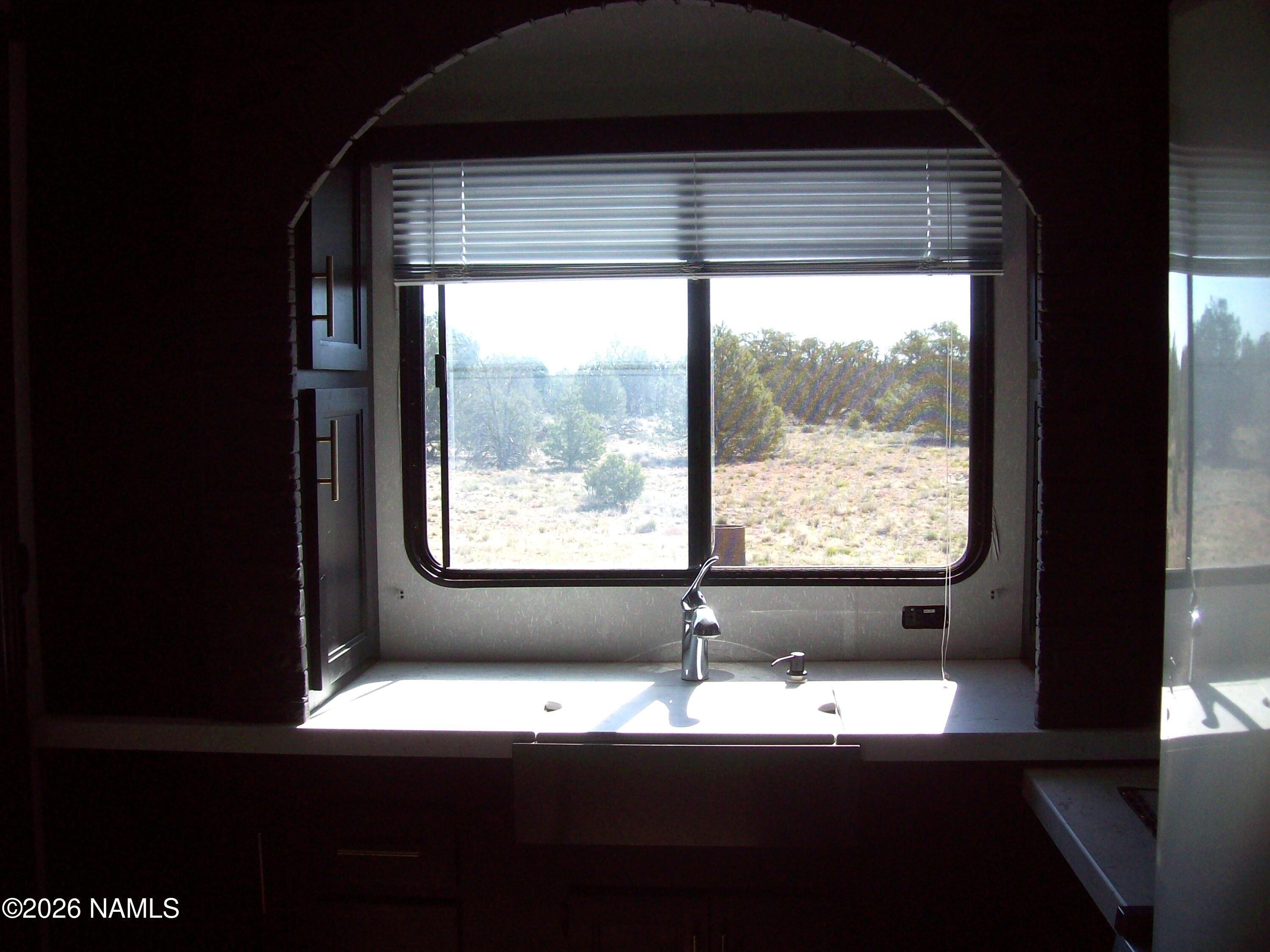 4063 East Woodland Ranch Road Williams, AZ 86046 - Photo 17 of 33 a bathroom with a large window