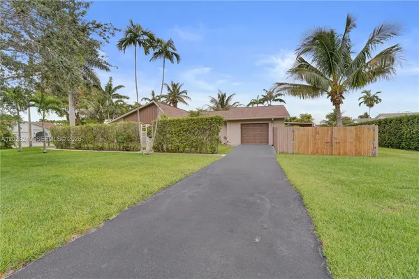 $700,000 | 417 Southeast 4th Street, Dania Beach, FL 33004
