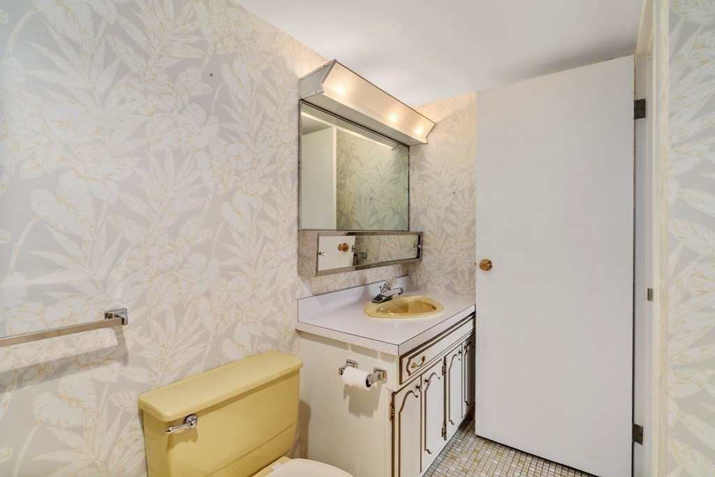 1550 Worcester Road, Unit 402 Framingham, MA 01702 - Photo 21 of 32 a bathroom with a sink a toilet and mirror