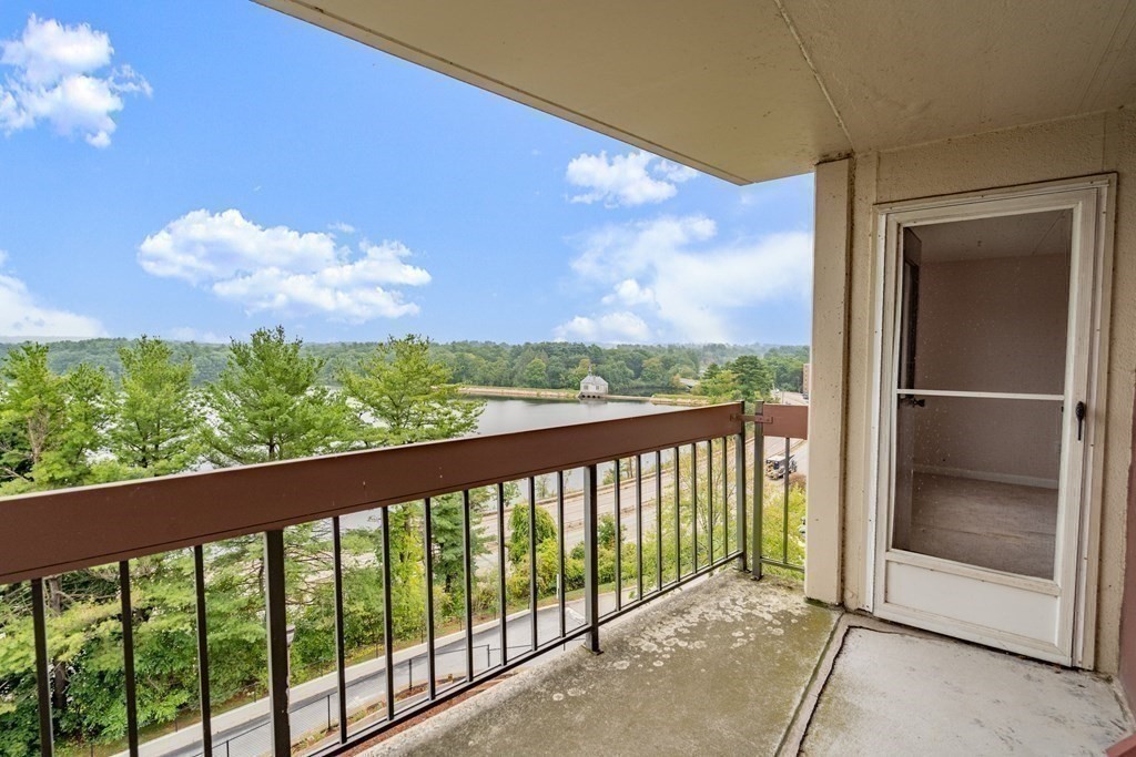 1550 Worcester Road, Unit 402 Framingham, MA 01702 - Photo 22 of 32 a view of a balcony