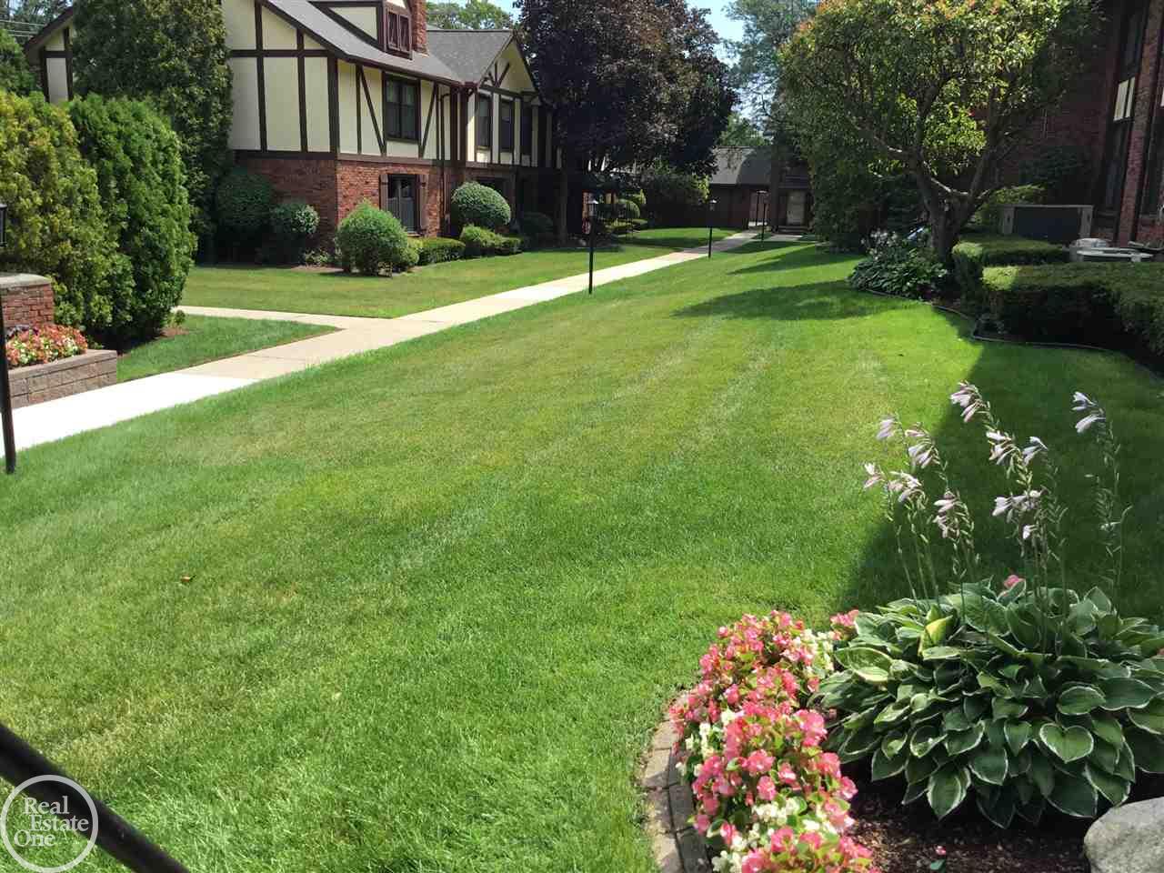 1750 Vernier Road, Unit 20 Grosse Pointe, MI 48236 - Photo 22 of 25 31399424-21.JPG
