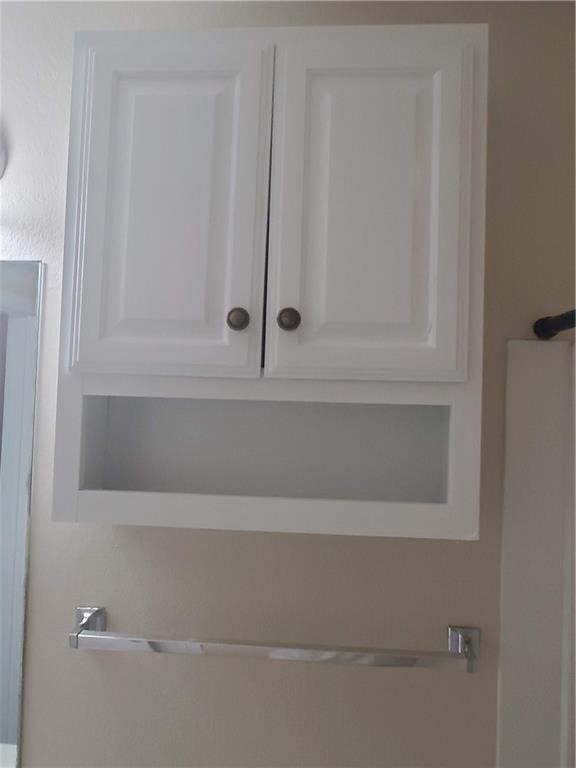 551 New Country Road Kyle, TX 78640 - Photo 18 of 34 a bathroom with a bathtub