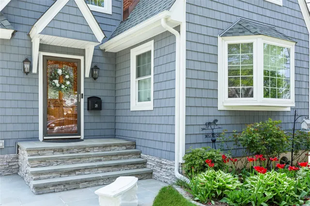 $1,100,000 | 28 Willow Street, Floral Park, NY 11001