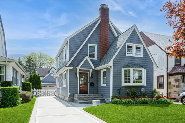 $1,100,000 | 28 Willow Street, Floral Park, NY 11001