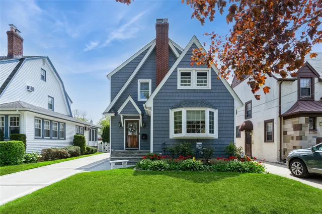 $1,100,000 | 28 Willow Street, Floral Park, NY 11001