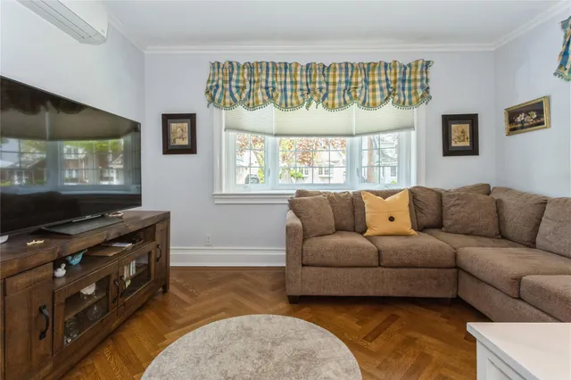 $1,100,000 | 28 Willow Street, Floral Park, NY 11001