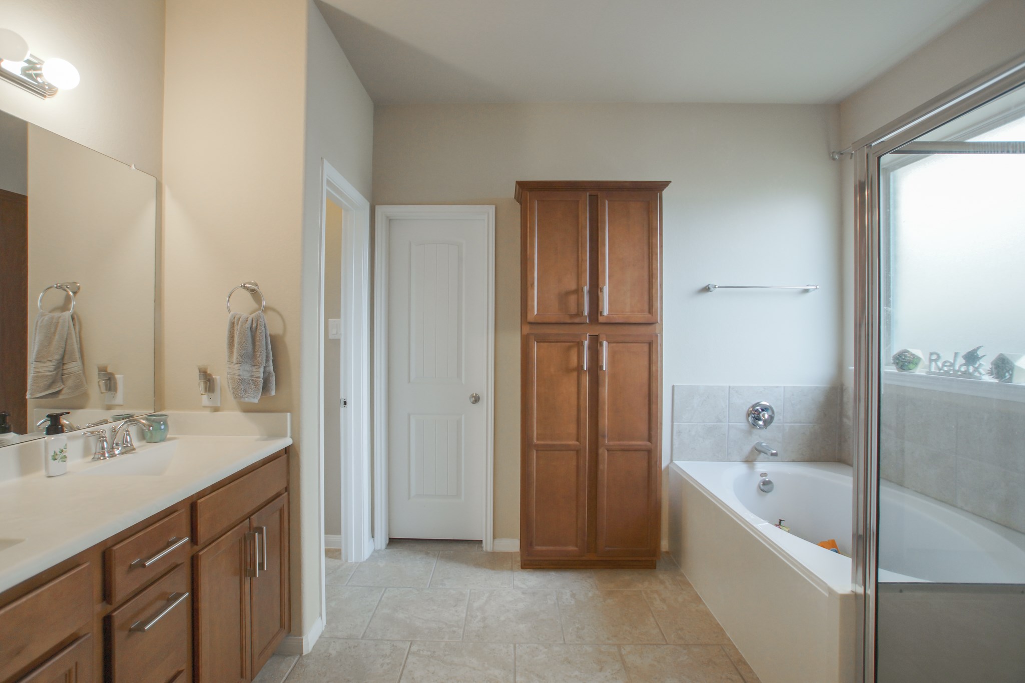 111 Pheasant Run Drive Conroe, TX 77384 - Photo 33 of 50 a spacious bathroom with a tub sink and mirror