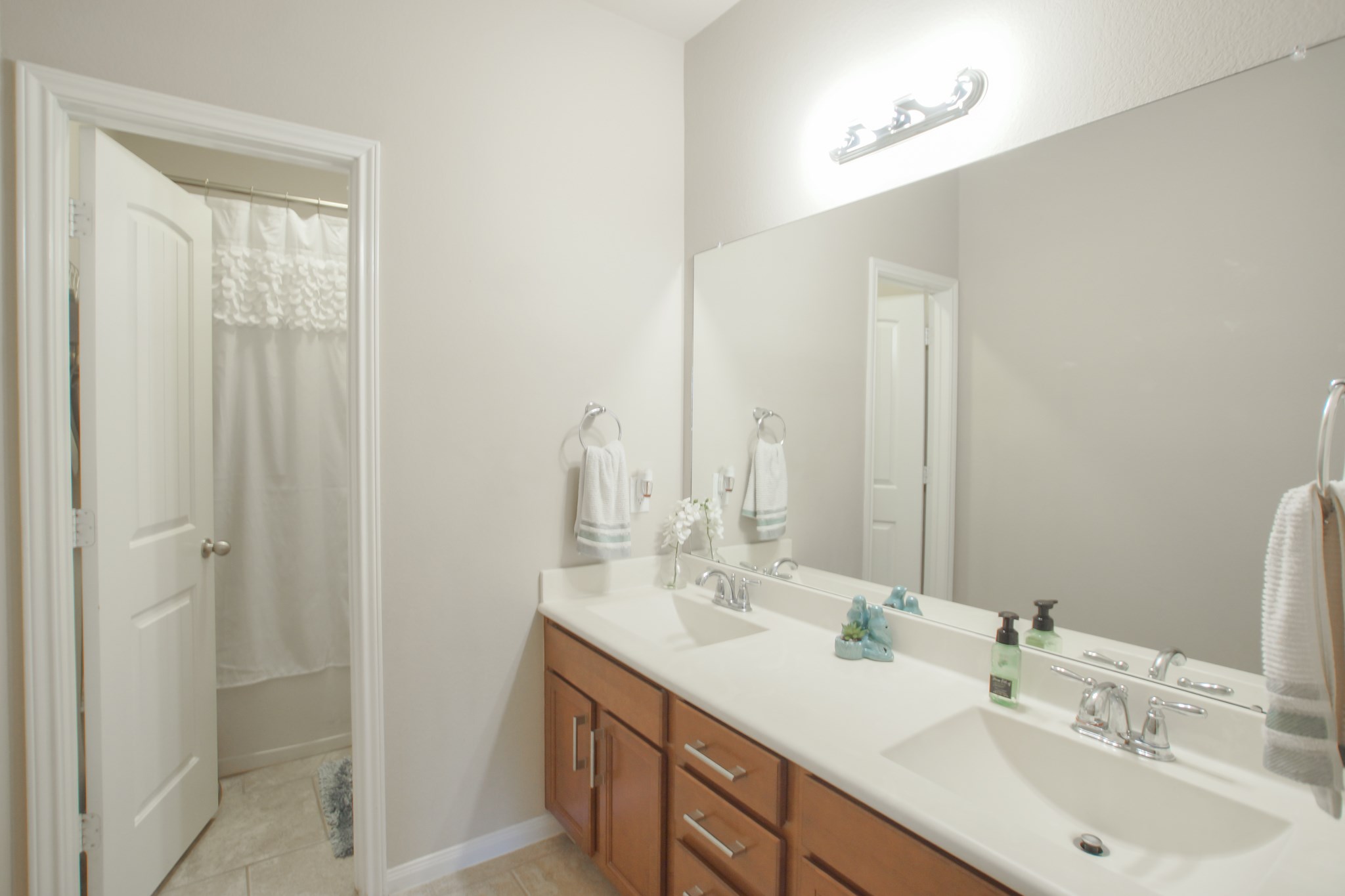 111 Pheasant Run Drive Conroe, TX 77384 - Photo 38 of 50 a bathroom with 2 sink and a mirror