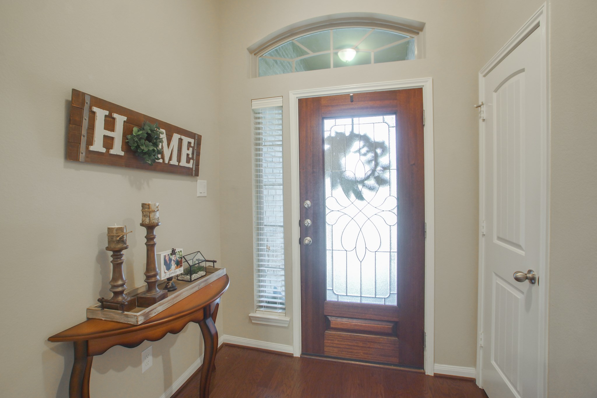 111 Pheasant Run Drive Conroe, TX 77384 - Photo 9 of 50 a room with a mirror