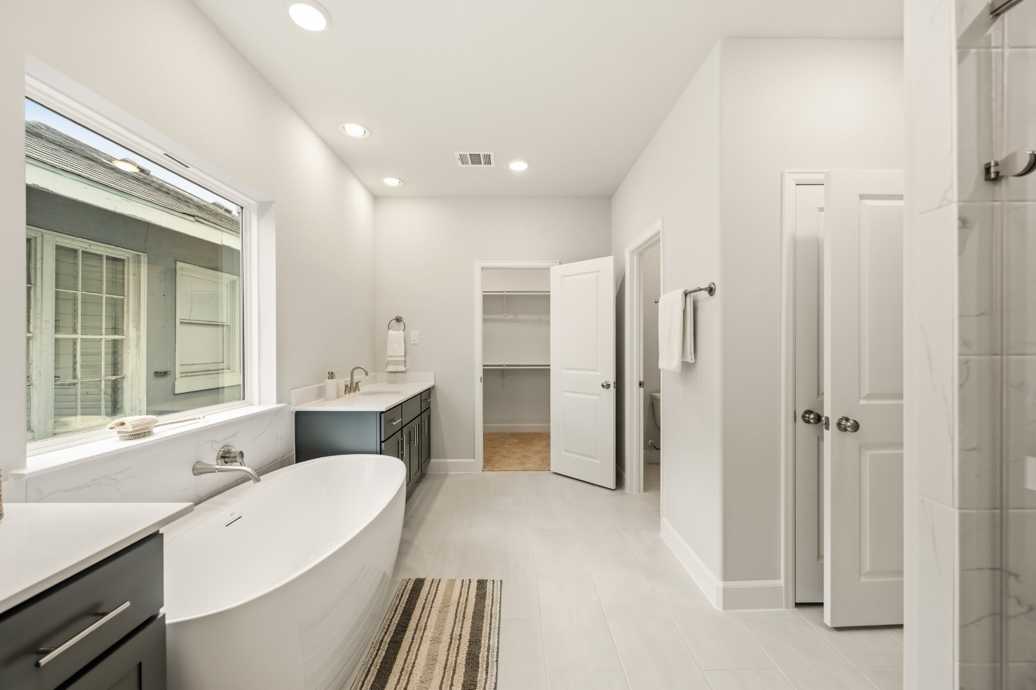 4317 Roseland Street, Unit B Houston, TX 77006 - Photo 21 of 29 Dual closets and a linen closet provide perfect storage where you want it.