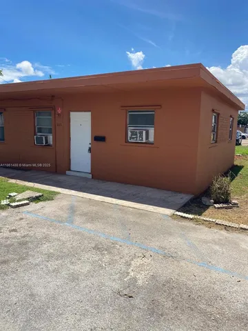 a view of a house with backyard