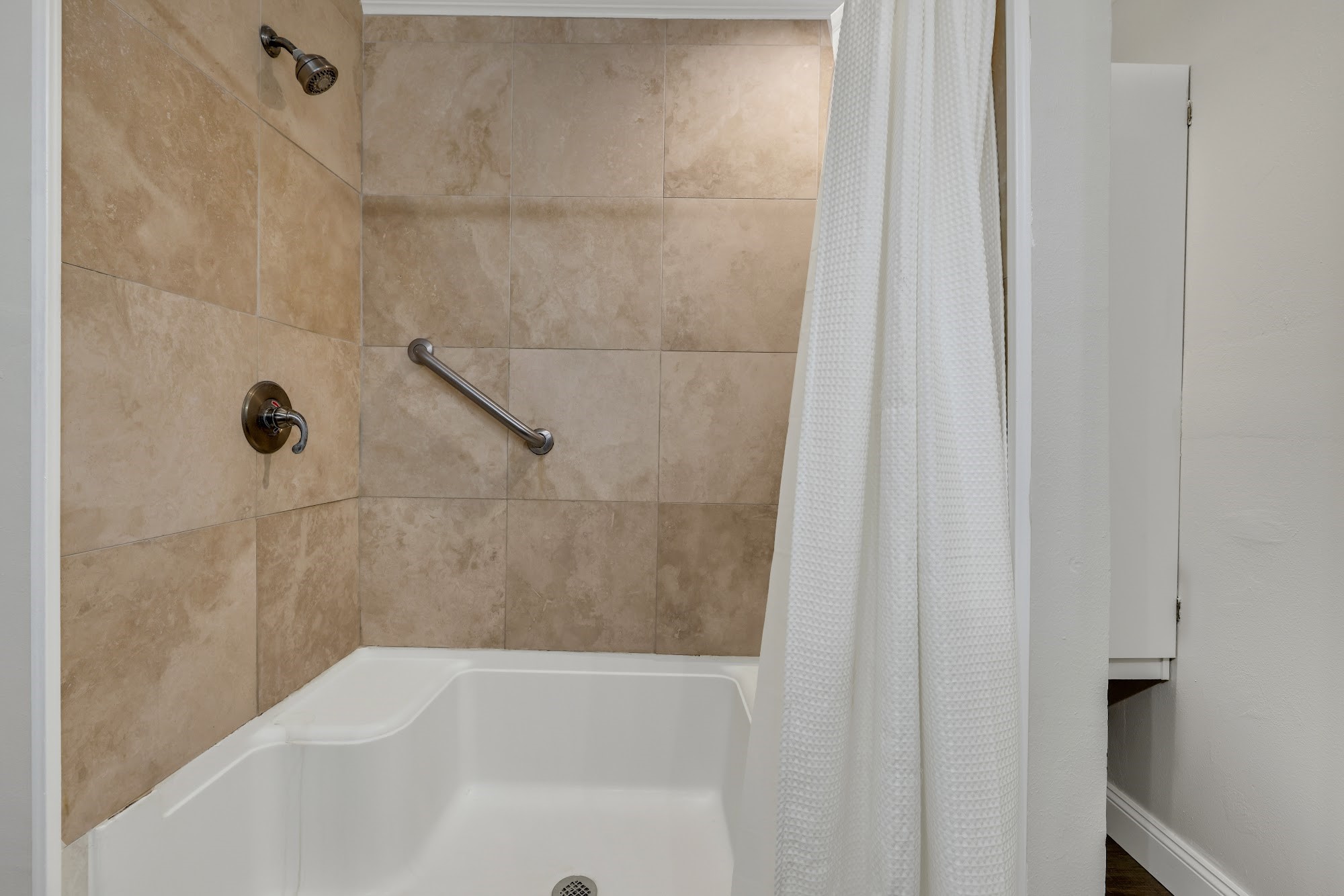148 South Oak Bluff Street Trinity, TX 75862 - Photo 27 of 46 a bathroom with a bathtub