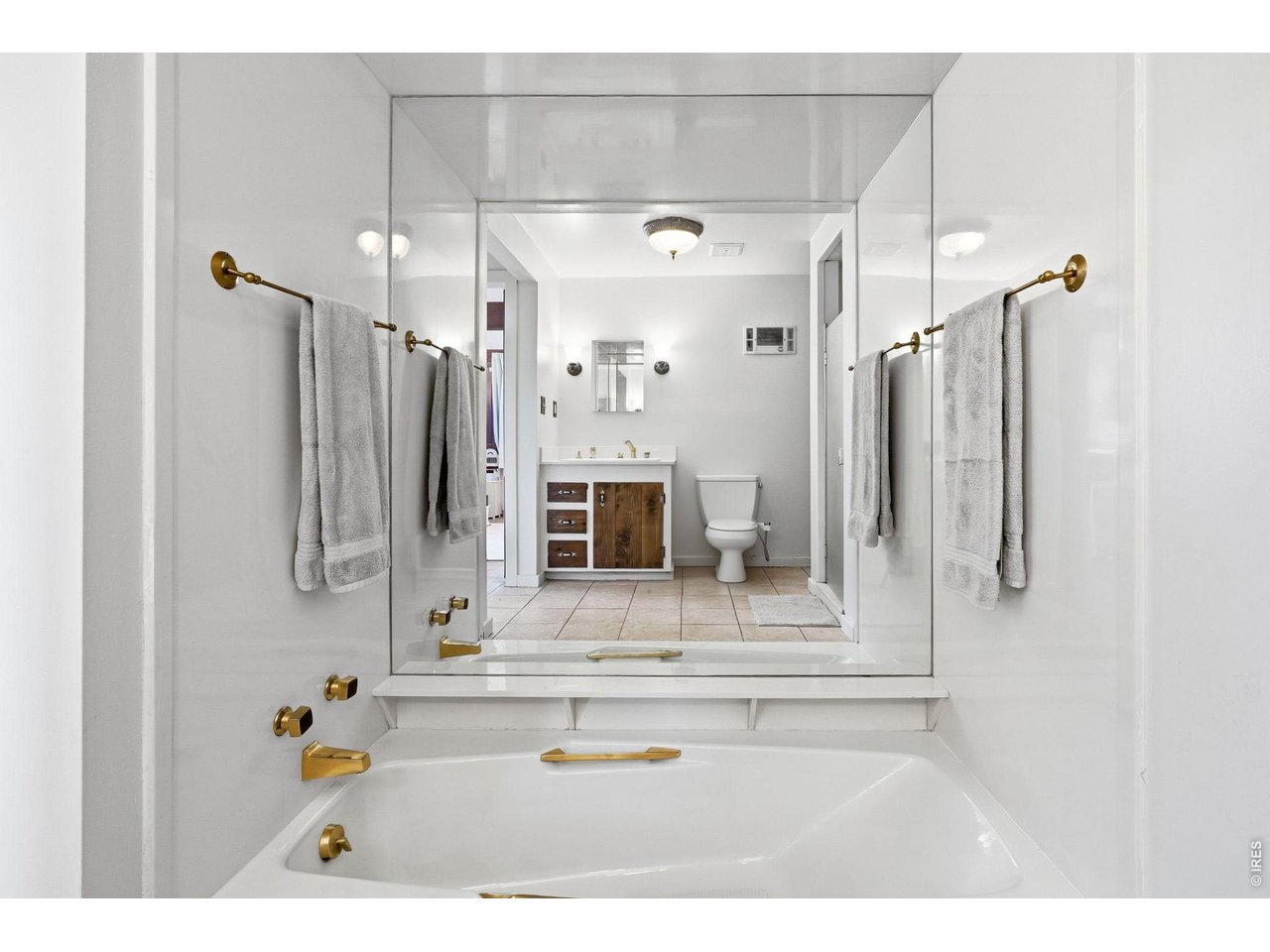 393 Dixon Road Boulder, CO 80302 - Photo 20 of 50 Main floor full bath