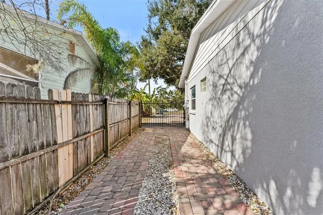 a view of a pathway with a pathway