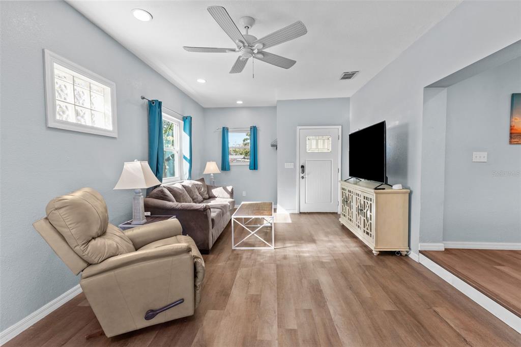 7425 Seagull Way Tampa, FL 33635 - Photo 10 of 34