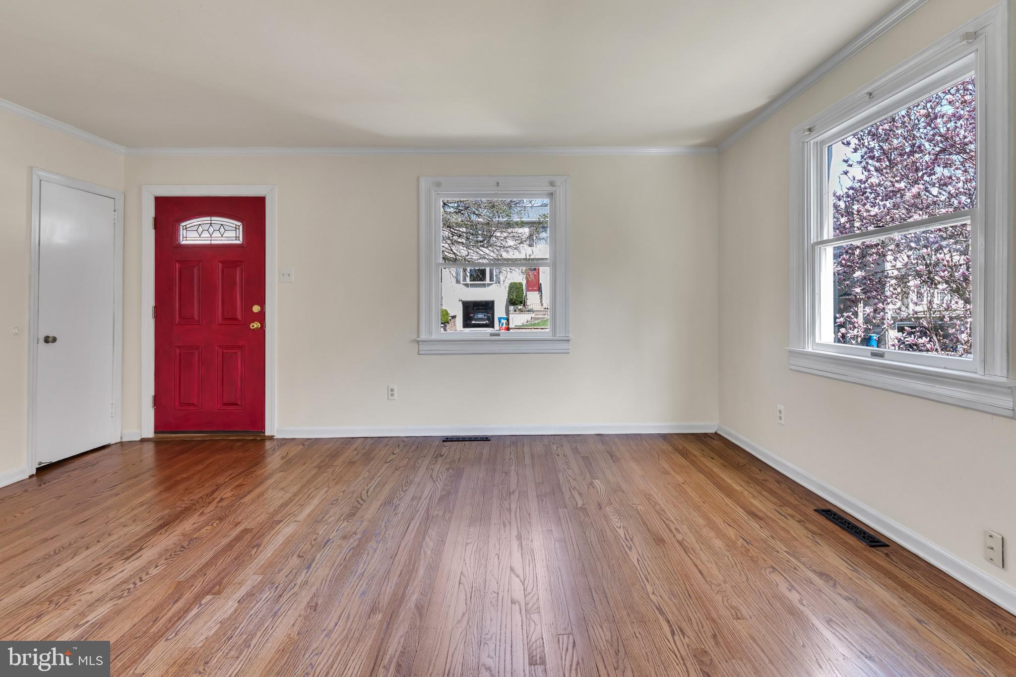 58 Eastwood Road Berwyn, PA 19312 - Photo 5 of 35 Entry Living Room