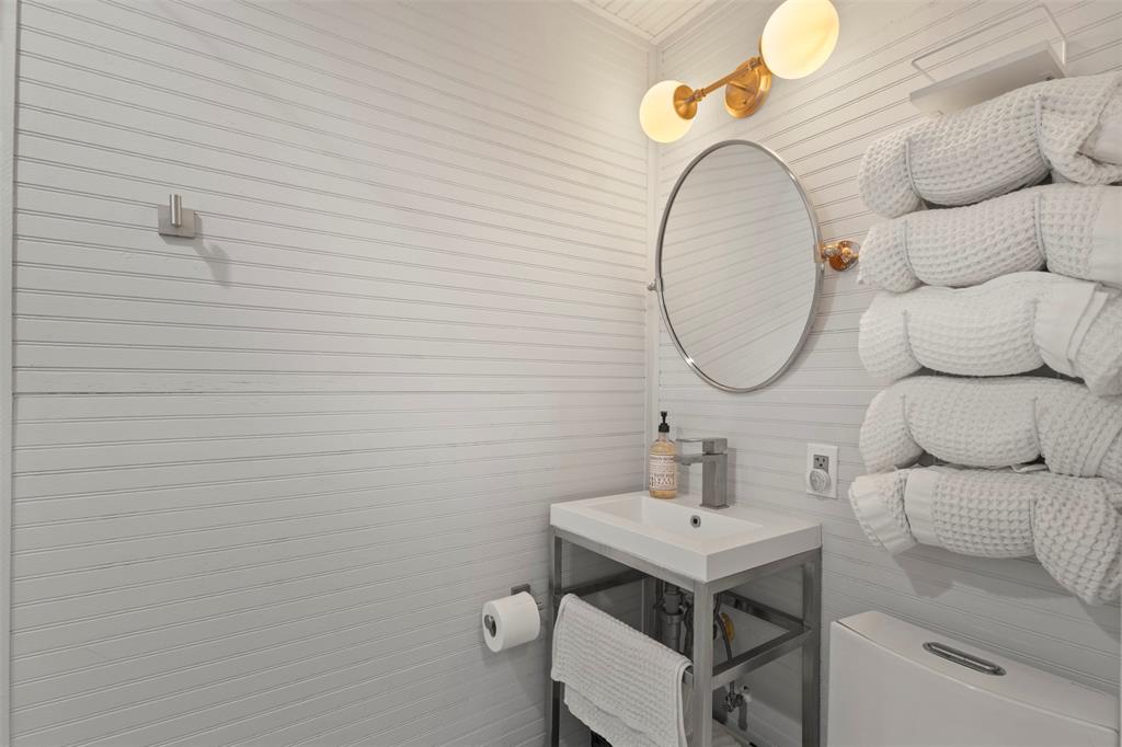7090 Maple Street Frisco, TX 75033 - Photo 22 of 40 1 floor bathroom