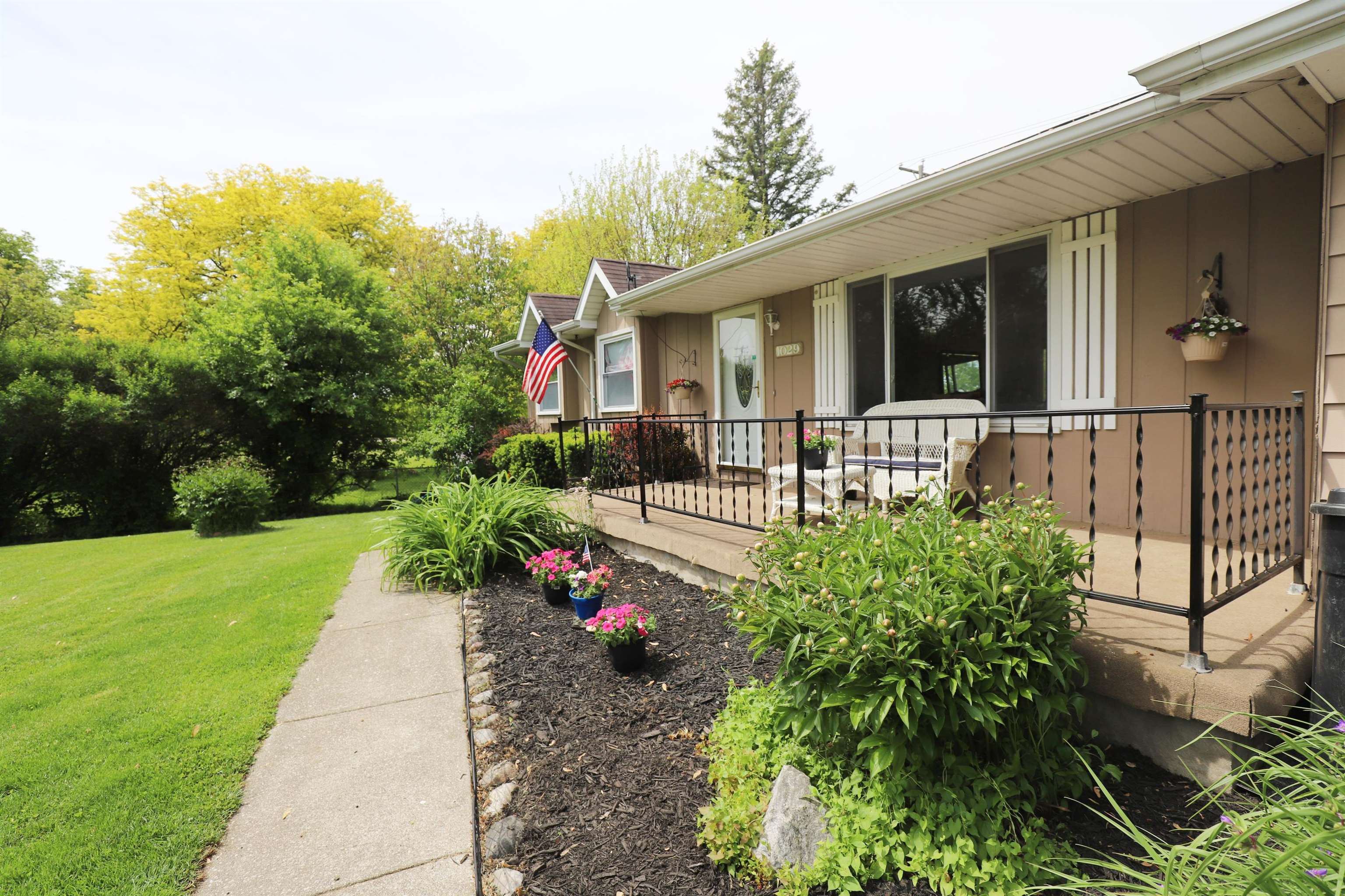 1029 North Linden Road Flint, MI 48532 - Photo 2 of 30 50176314-0898238e-77d1-4351-9c9f-d462511720f3.JPG