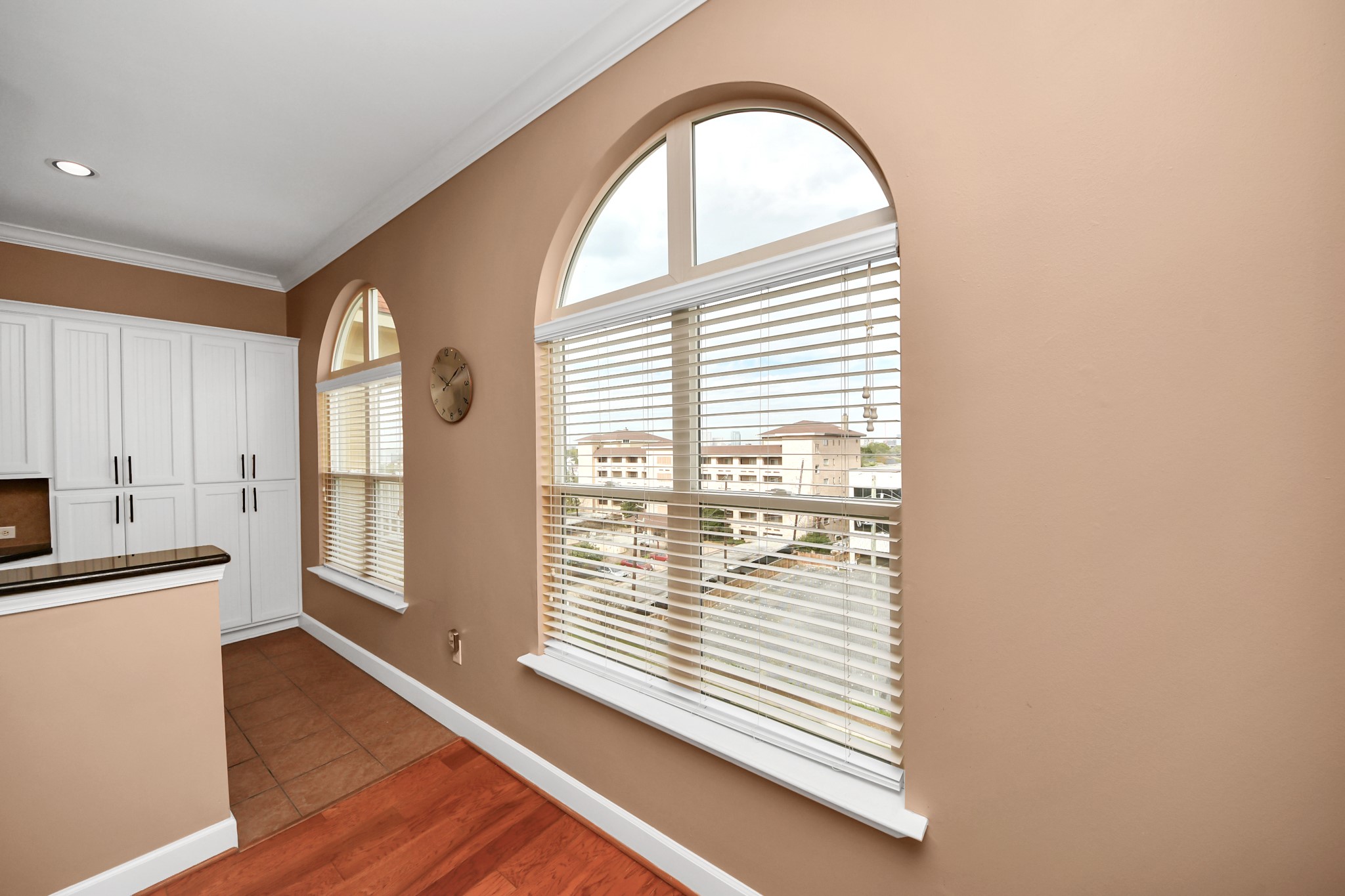 2203 Dorrington Street, Unit 400 Houston, TX 77030 - Photo 20 of 43 a view of a livingroom with wooden floor and a window