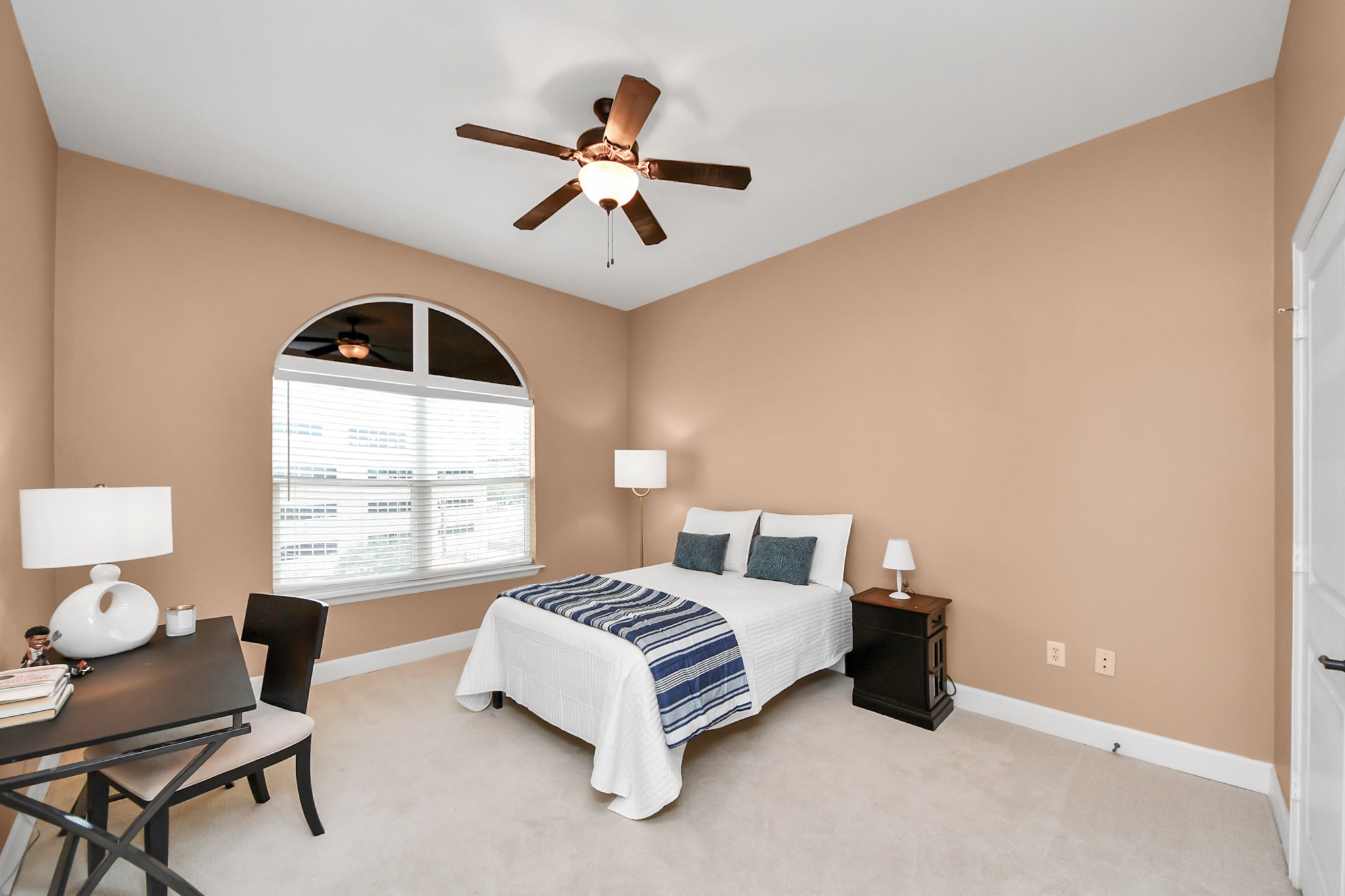 2203 Dorrington Street, Unit 400 Houston, TX 77030 - Photo 22 of 43 a bedroom with a bed and window