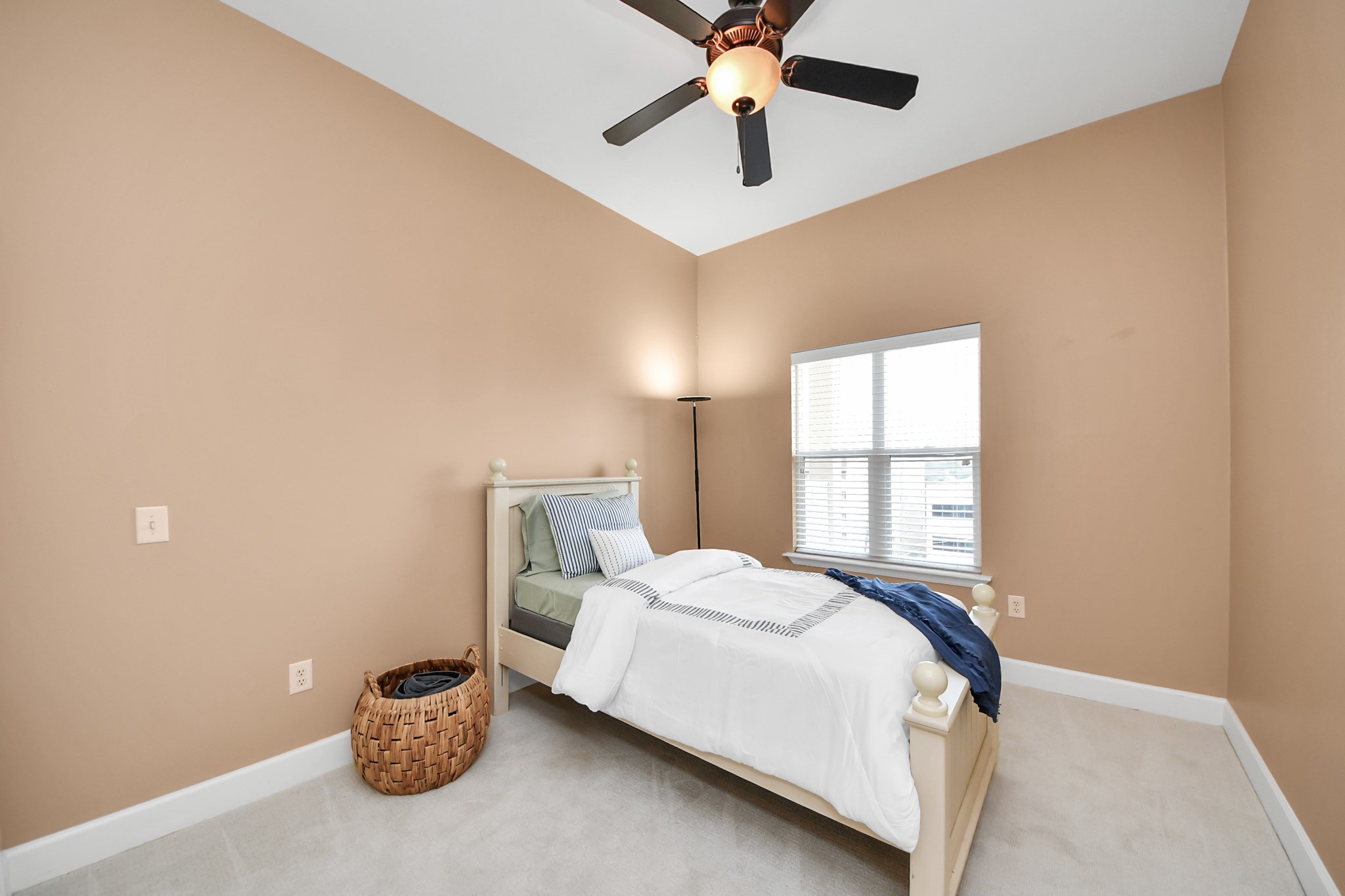 2203 Dorrington Street, Unit 400 Houston, TX 77030 - Photo 28 of 43 a bedroom with a bed and a ceiling fan