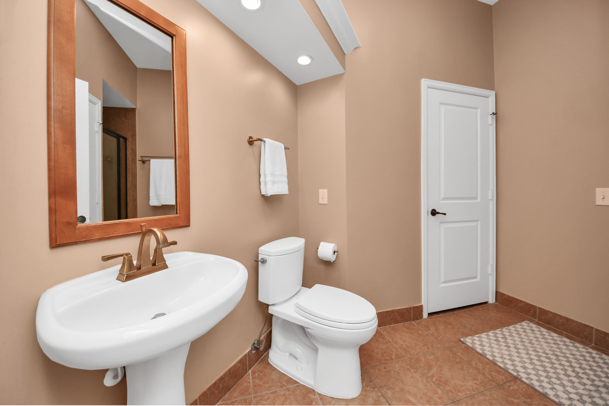 2203 Dorrington Street, Unit 400 Houston, TX 77030 - Photo 32 of 43 a bathroom with a sink toilet and a mirror