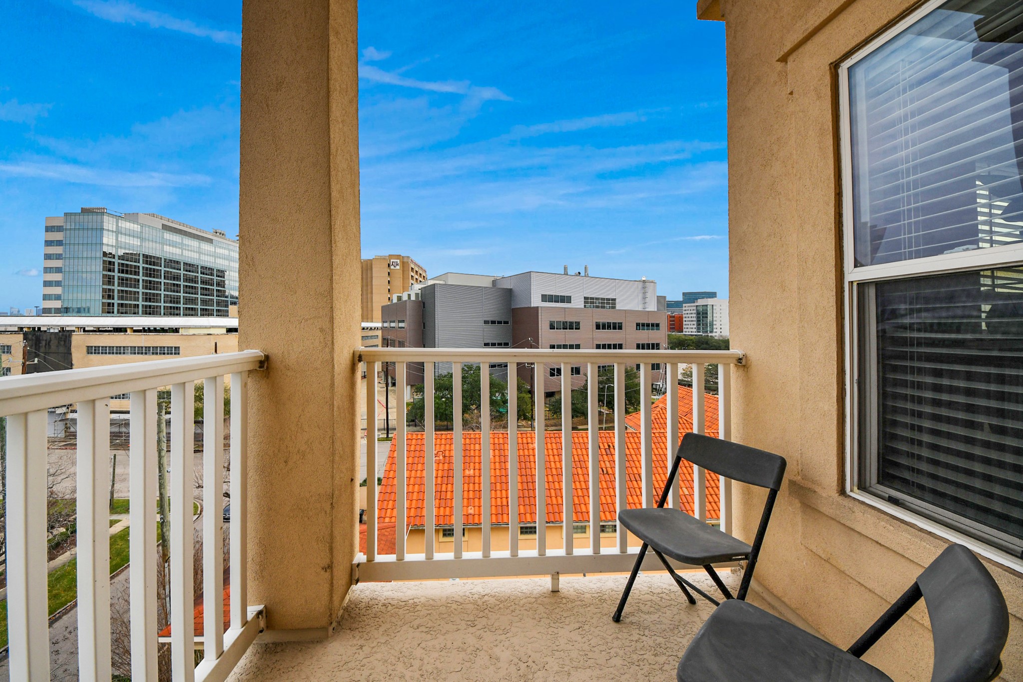 2203 Dorrington Street, Unit 400 Houston, TX 77030 - Photo 38 of 43 a view of a balcony with a chair