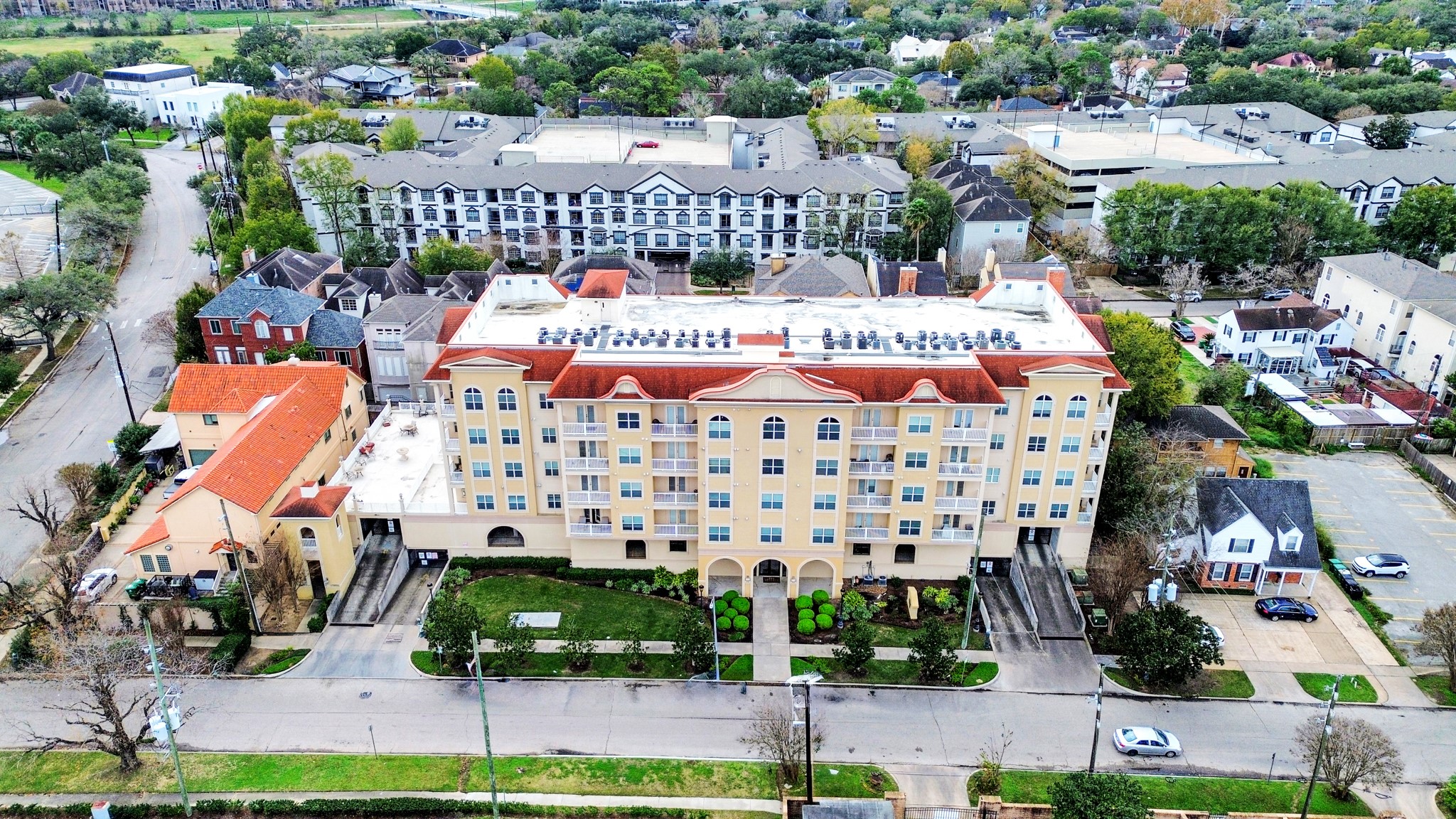 2203 Dorrington Street, Unit 400 Houston, TX 77030 - Photo 40 of 43 a large building with a street