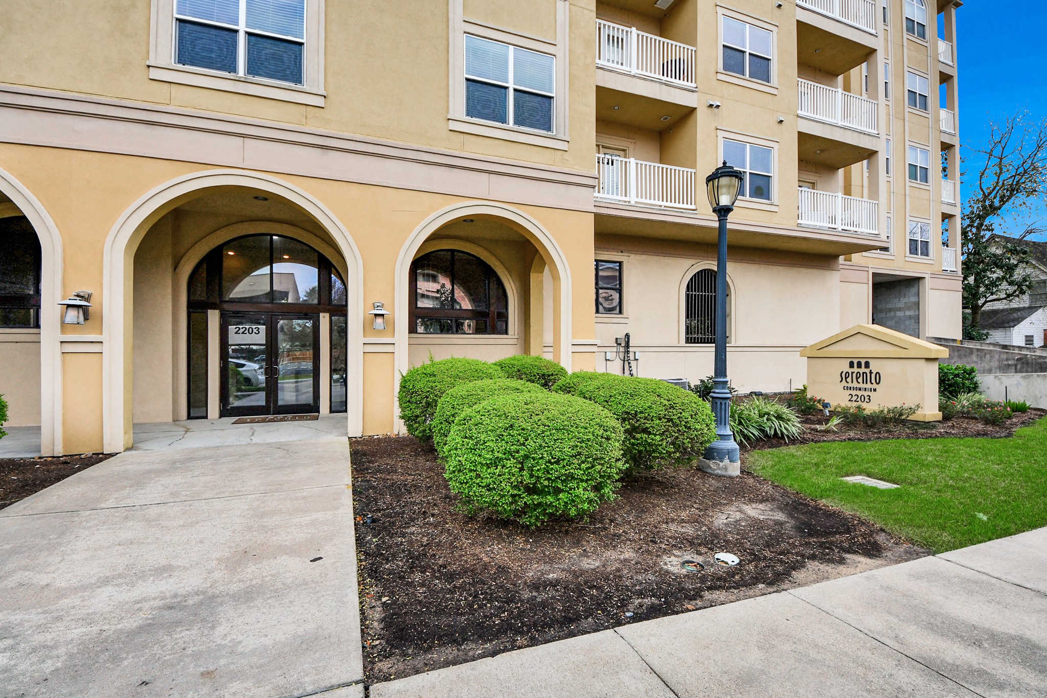 2203 Dorrington Street, Unit 400 Houston, TX 77030 - Photo 4 of 43 a front view of a house with garden