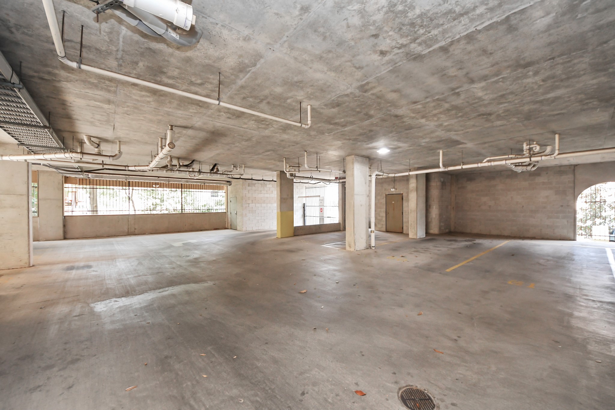 2203 Dorrington Street, Unit 400 Houston, TX 77030 - Photo 42 of 43 a view of empty room with windows