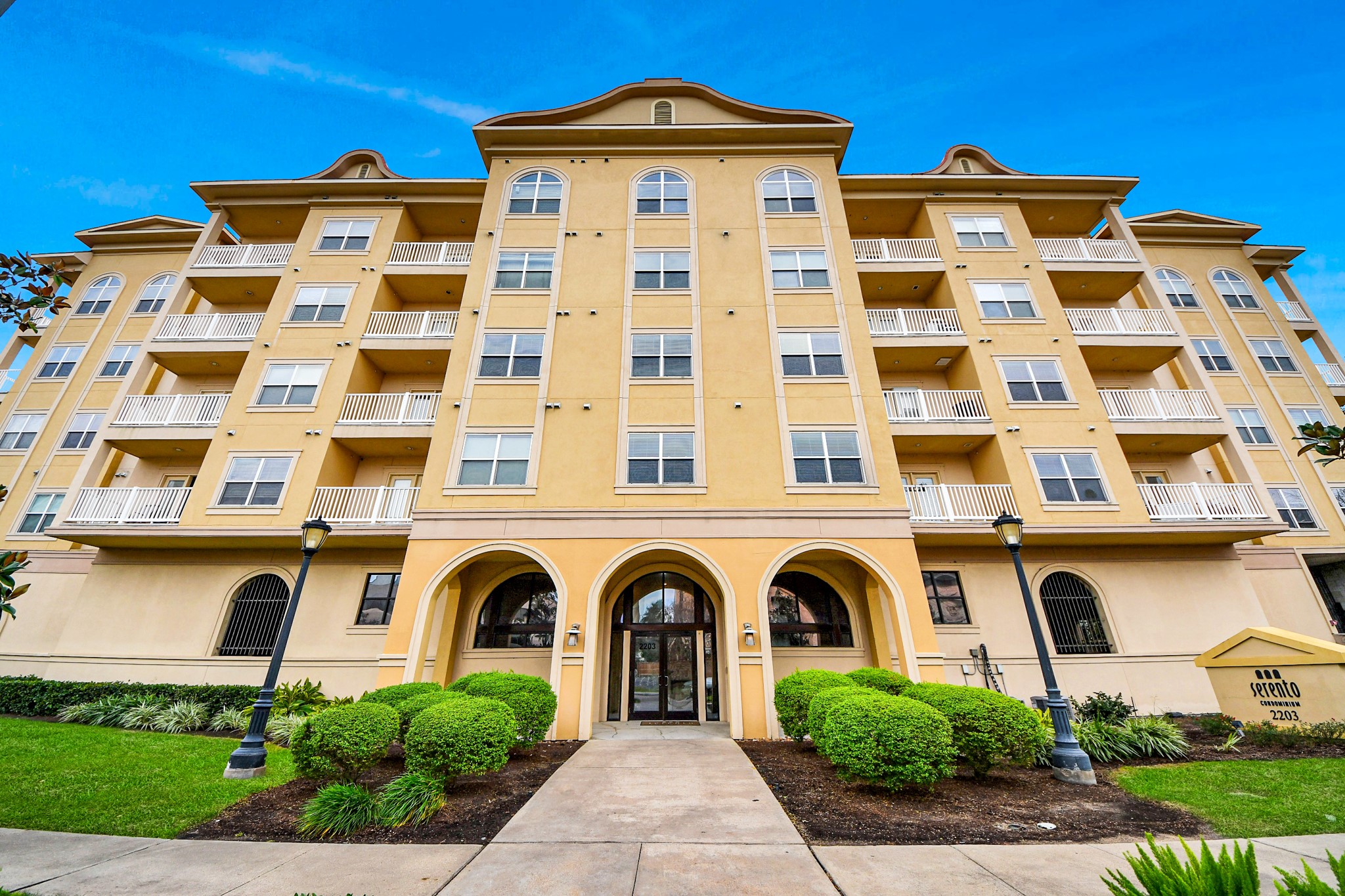 2203 Dorrington Street, Unit 400 Houston, TX 77030 - Photo 43 of 43 a front view of a building