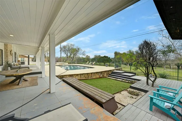 a view of sitting area with furniture and garden