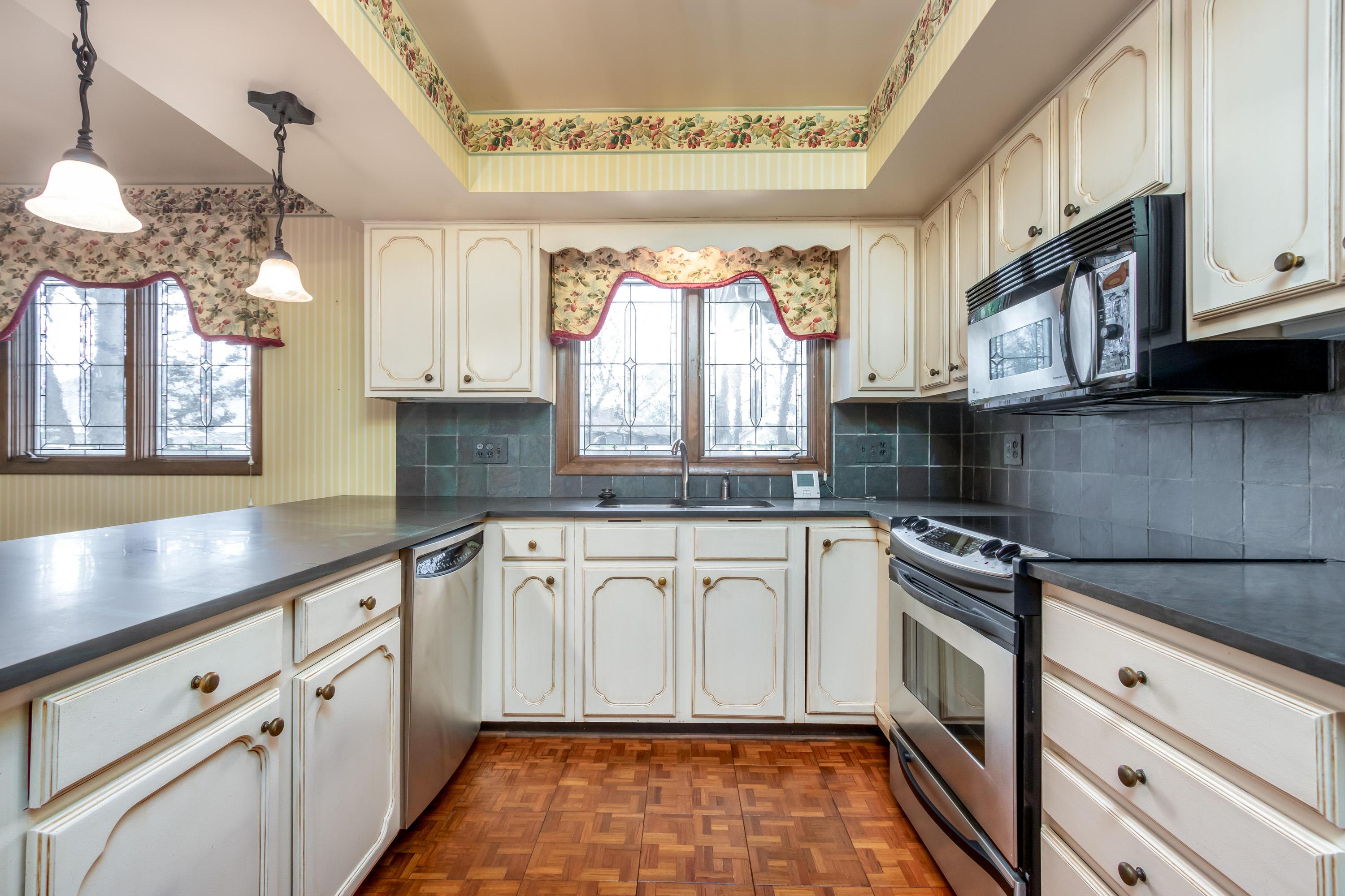 4436 Castleton Road West Columbus, OH 43220 - Photo 10 of 27 Gallery Image 10
