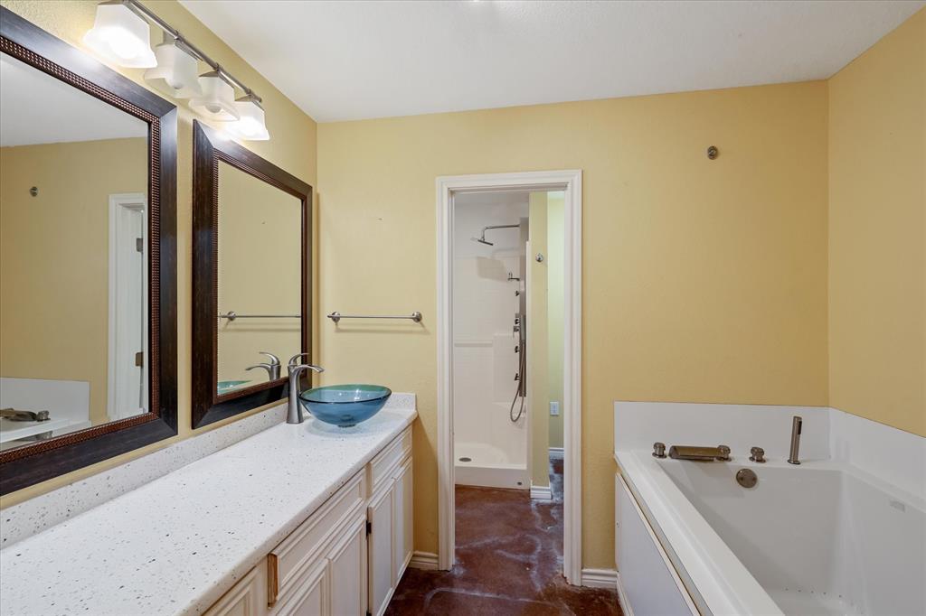1070 Piney Grove Road Rusk, TX 75785 - Photo 19 of 39 a bathroom with a tub sink and mirror