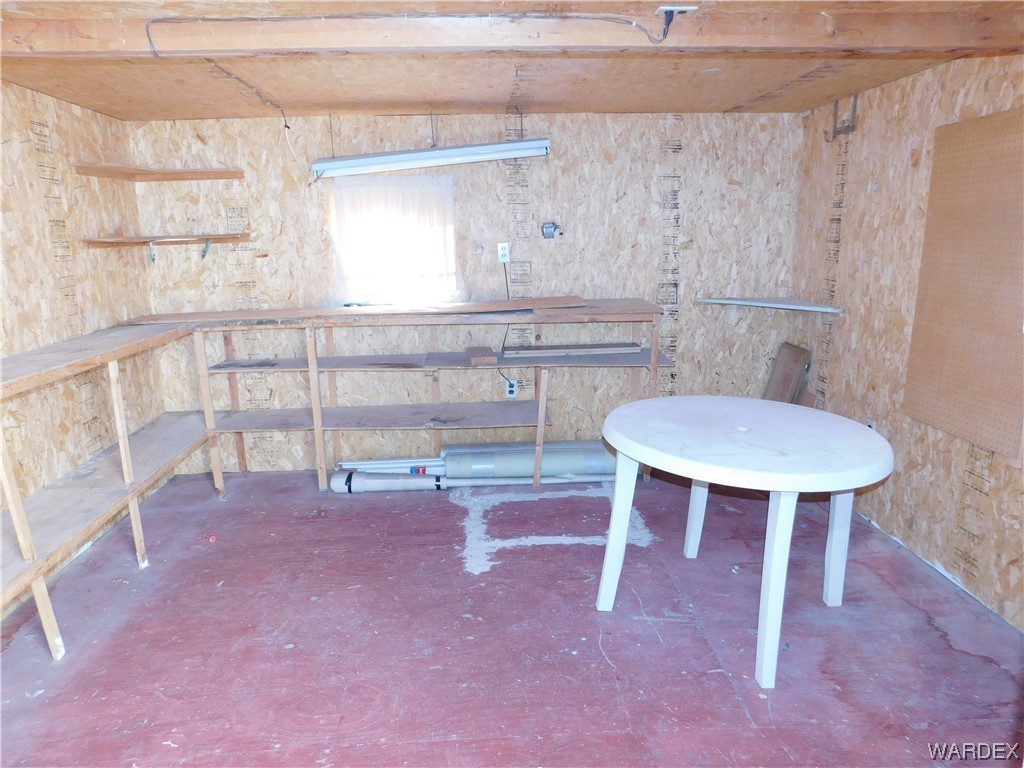 3003 Hualapai Mountain Road, Unit 55 Kingman, AZ 86401 - Photo 20 of 38 a room with a chair a table and a chair