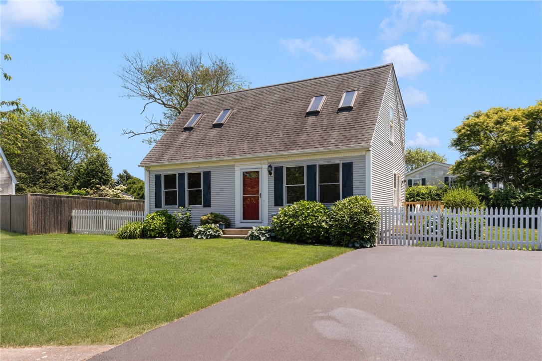 208 West View Road Middletown, RI 02842 - Photo 3 of 47