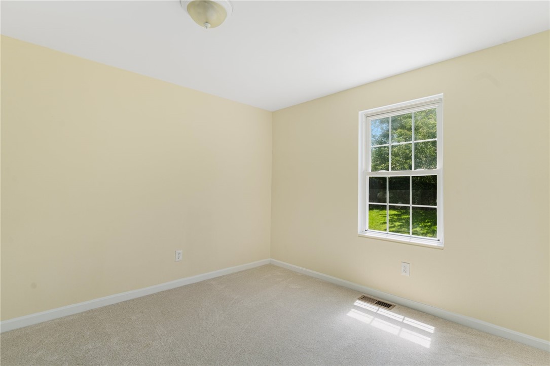 208 West View Road Middletown, RI 02842 - Photo 6 of 47