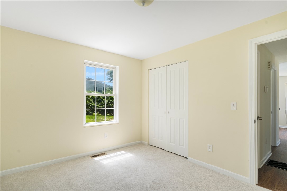 208 West View Road Middletown, RI 02842 - Photo 7 of 47