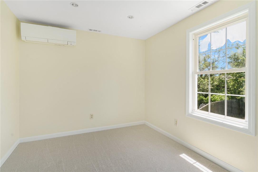 208 West View Road Middletown, RI 02842 - Photo 9 of 47
