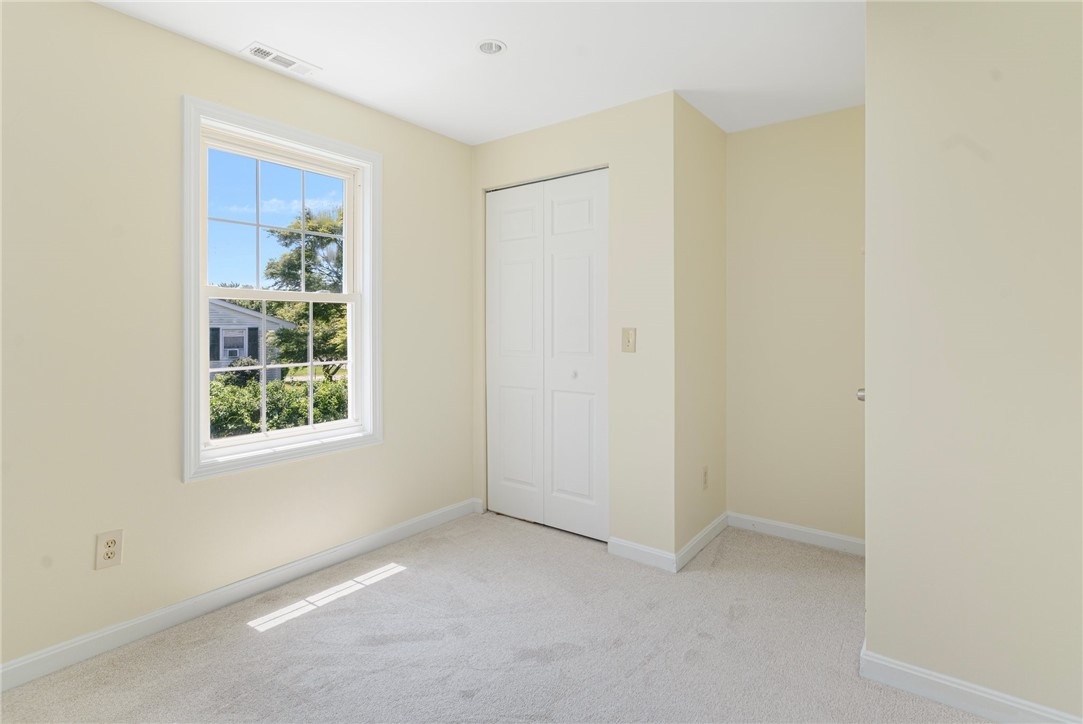 208 West View Road Middletown, RI 02842 - Photo 10 of 47