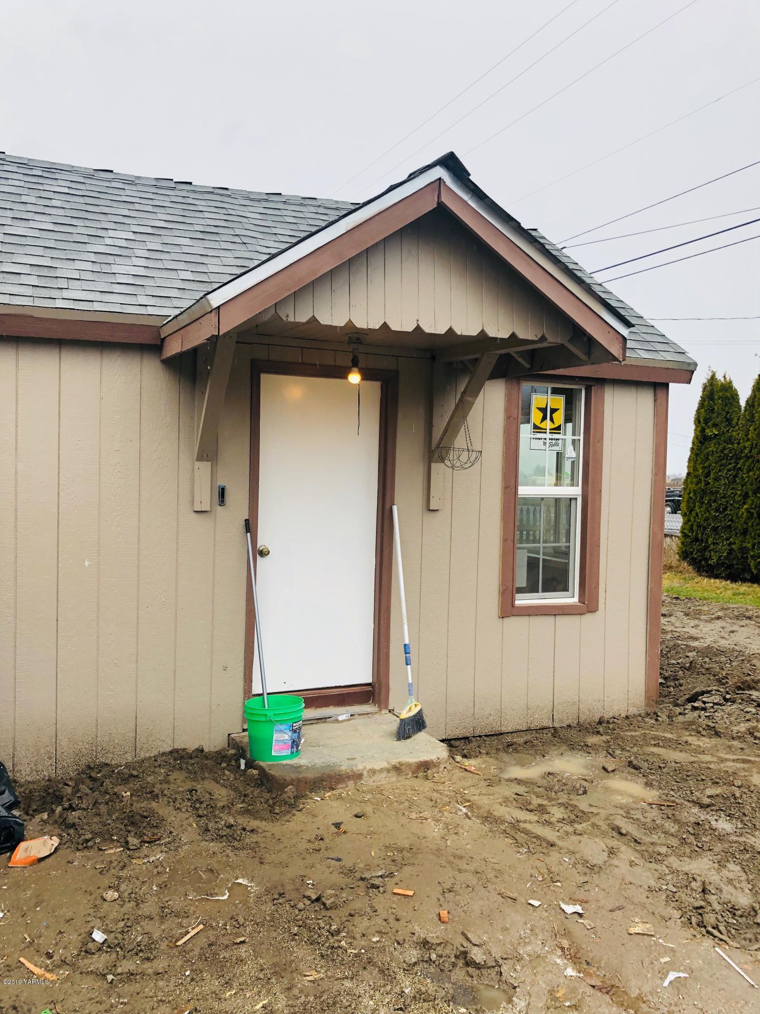 690 Outlook Road Outlook, WA 98938 - Photo 10 of 11 a front view of a house with a yard