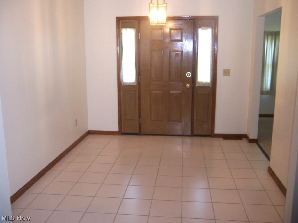 7090 Chapel Road Madison, OH 44057 - Photo 10 of 21 Large Foyer