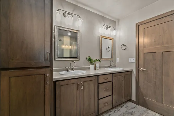 $575,000 | 2934 East Turquoise Lane, Appleton, WI 54913