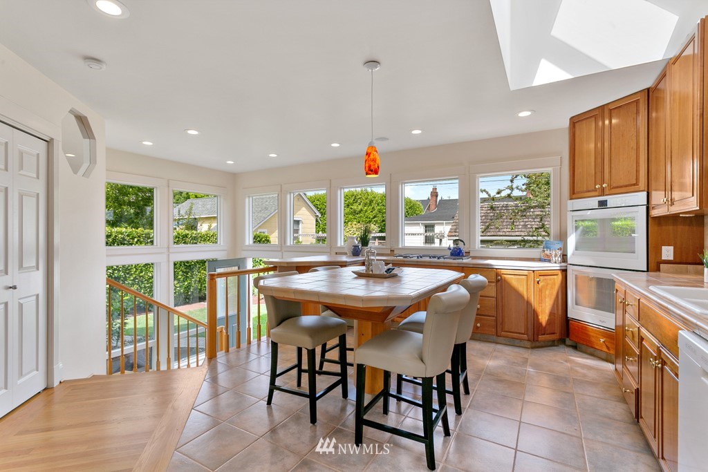 5406 45th Avenue Southwest Seattle, WA 98136 - Photo 4 of 33 Gallery Image 4