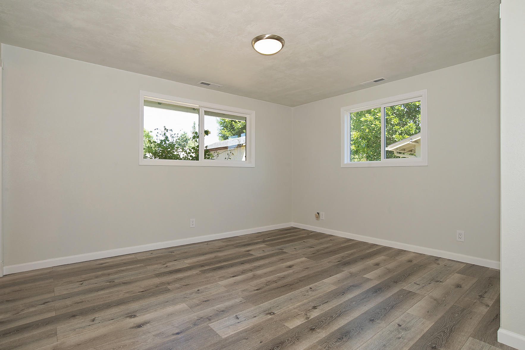 112 Vincent Avenue Central Point, OR 97502 - Photo 21 of 29 Master Bedroom