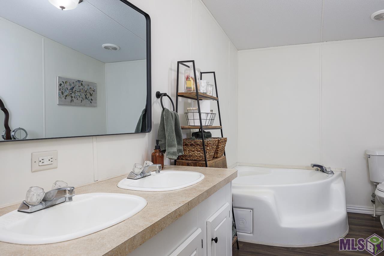 9486 Reine Road St. Amant, LA 70774 - Photo 10 of 18 Primary Bathroom