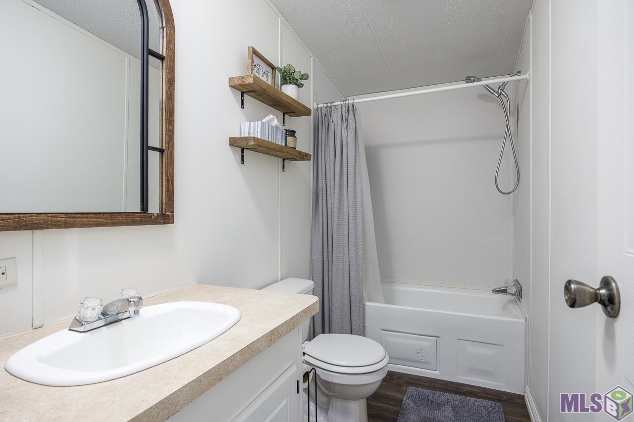 9486 Reine Road St. Amant, LA 70774 - Photo 14 of 18 Guest Bathroom